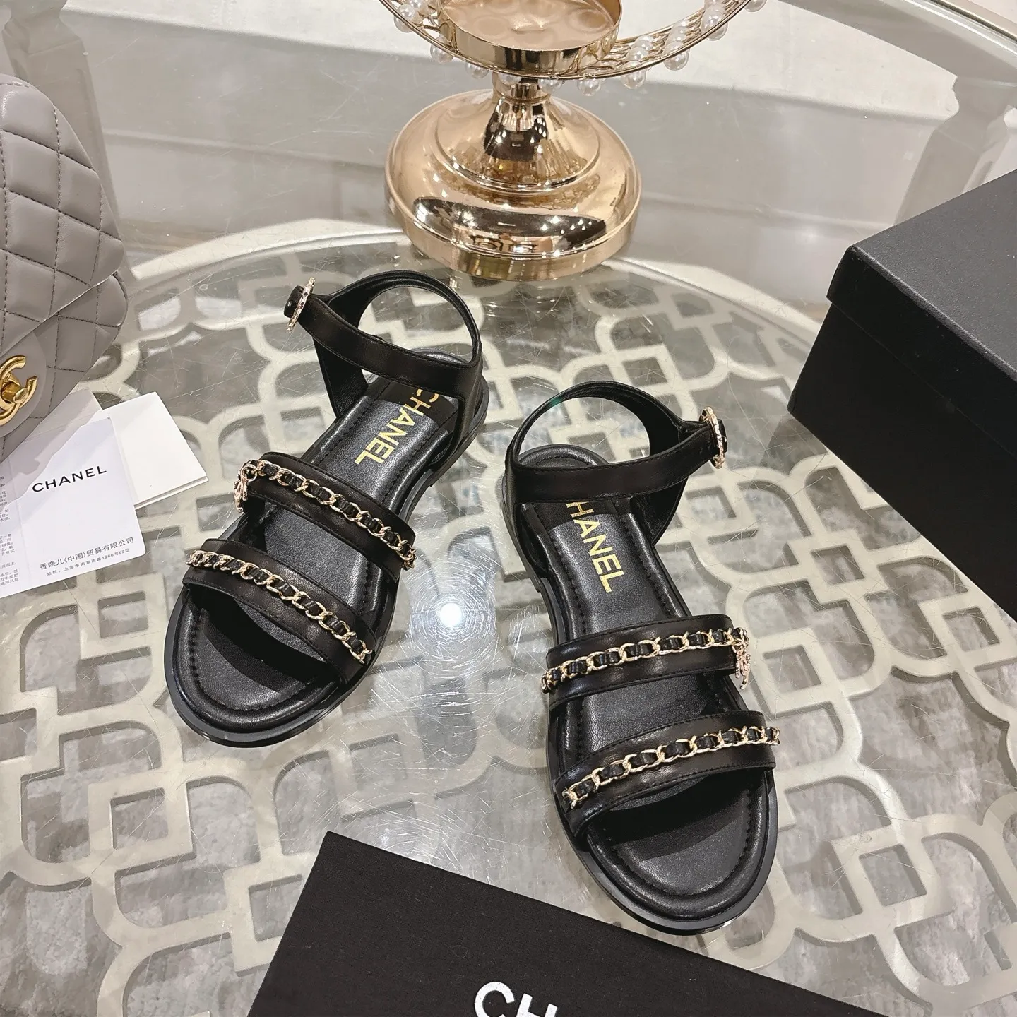 👟👟Ex-factory price 560👟👟Chanel Xiaoxiang 2025ss spring and summer latest catwalk fashion chain decoration top quality! Accurate to 1:1, light luxury without tiring the feet, the upper foot can be matched with spring and summer clothes at will, highlighting texture and taste, simple yet luxurious appearance, even if it is just a pair of sandals, it is definitely a must-have pair in the summer shoe cabinet. Upper: imported lambskin. Lining: imported sheepskin lining. Outsole: original customized outsole. Size: 35-40 (40.41.42 custom-made, non-returnable)